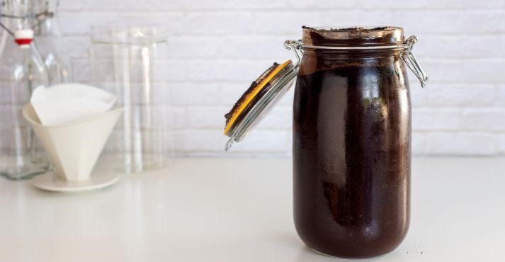 Cold-brew-in-mason-jar-under-preparation