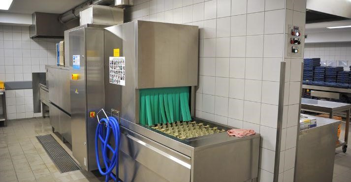 Conveyor-dishwasher-in-a-commercial-kitchen