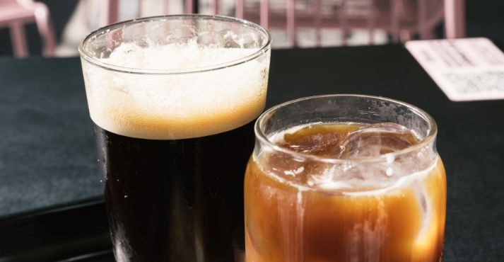 Nitro-cold-brew-with-foam-vs-regular-cold-brew-with-creamer