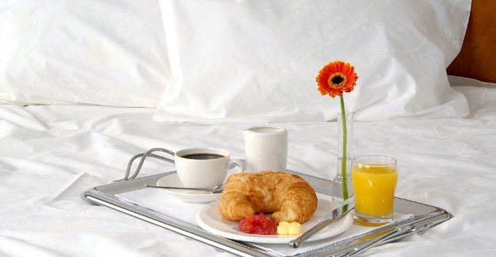Breakfast-in-bed-offered-by-hotel