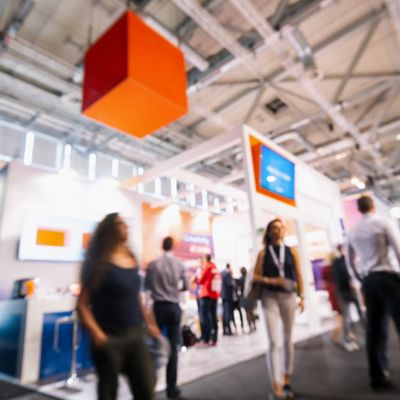 20 Trade Show Booth Ideas to Attract Visitors