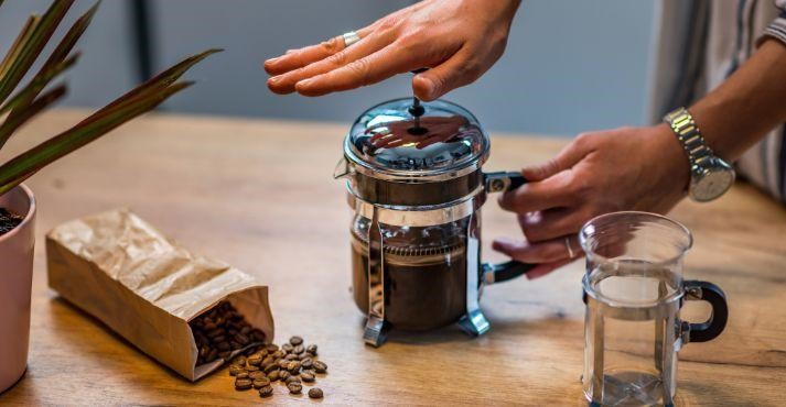 Using-a-French-press-for-making-coffee